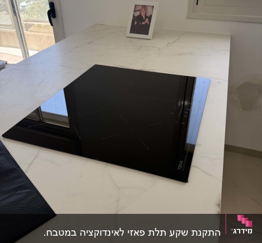 כיריים חשמליים על משטח שיש במטבח מודרני